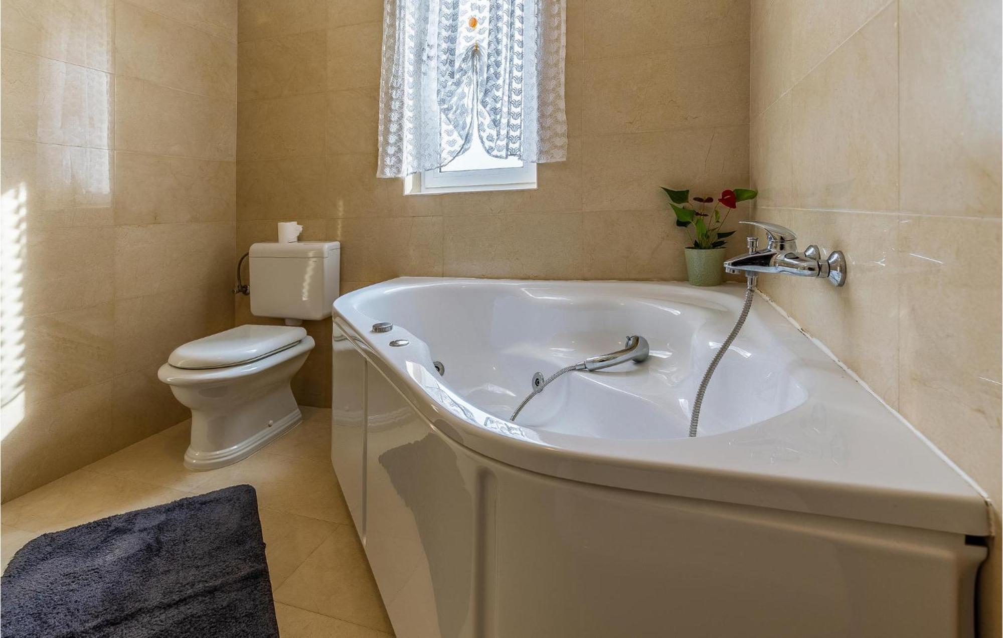 Lovely Home In Sisan With Outdoor Swimming Pool Eksteriør bilde